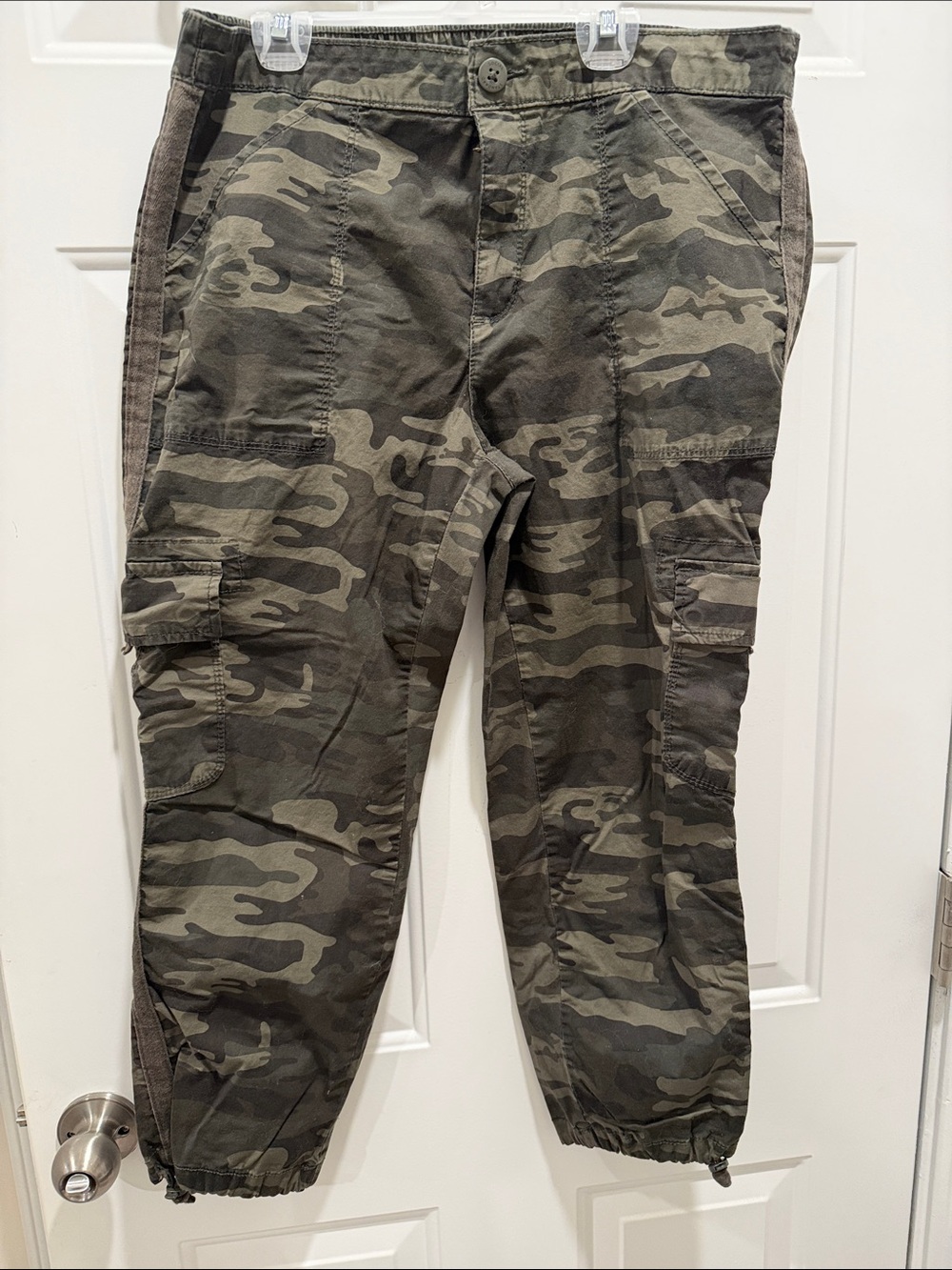 Women's Camo Cargo Ankle Pants - Olive Camo